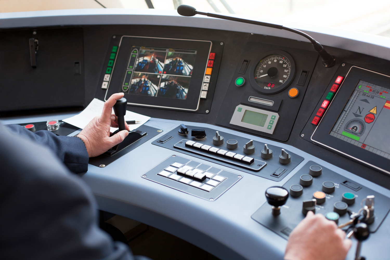 univers-transport-train_cabine_tableau_bord-AdobeStock_39625480-lite